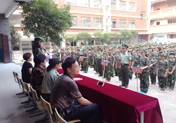 現(xiàn)外象湖校區(qū)舉行2016級初一新生軍訓開營儀式