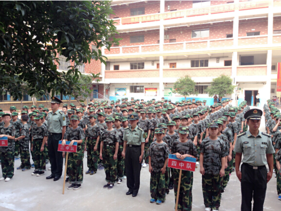 現(xiàn)外象湖校區(qū)舉行2016級初一新生軍訓開營儀式