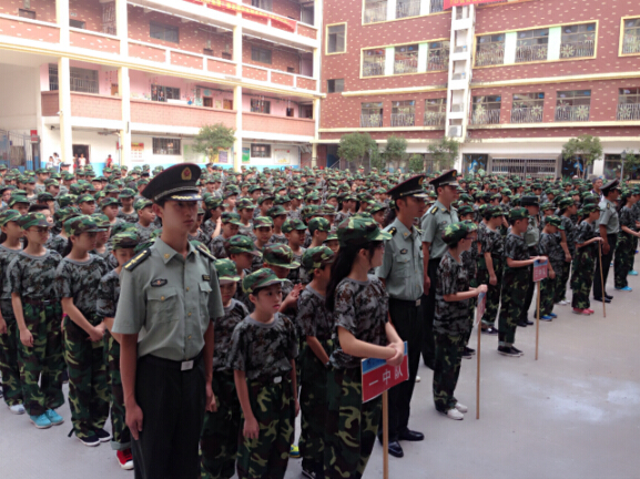 現(xiàn)外象湖校區(qū)舉行2016級初一新生軍訓開營儀式